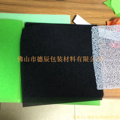 過濾海綿也稱網(wǎng)狀海綿，爆破海綿。聚氨酯過濾海綿由普通開孔軟泡高溫爆破開孔加工而成，爆破除掉了泡沫網(wǎng)絡(luò)之間原有的氣泡膜，得到了主體骨架網(wǎng)狀結(jié)構(gòu)。
過濾海綿的空隙率高達(dá)97%，具有優(yōu)異的透氣性、良好的柔軟性和較高的機(jī)械強(qiáng)度。
