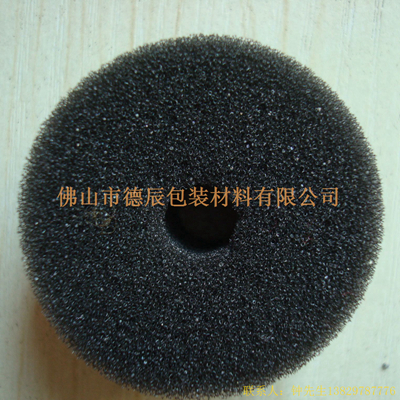 過濾海綿也稱網(wǎng)狀海綿，爆破海綿。聚氨酯過濾海綿由普通開孔軟泡高溫爆破開孔加工而成，爆破除掉了泡沫網(wǎng)絡(luò)之間原有的氣泡膜，得到了主體骨架網(wǎng)狀結(jié)構(gòu)。
過濾海綿的空隙率高達(dá)97%，具有優(yōu)異的透氣性、良好的柔軟性和較高的機(jī)械強(qiáng)度。
