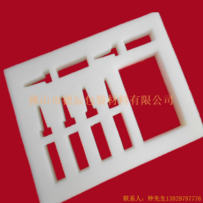 海綿內(nèi)托對(duì)各行各業(yè)產(chǎn)品起到絕緣、密封、防震、防塵、填充、隔音、固定，能夠保護(hù)包裝產(chǎn)品在運(yùn)輸過程中安然無恙，起到保護(hù)產(chǎn)品的一個(gè)作用，同時(shí)可以美化產(chǎn)品，提升產(chǎn)品檔次。

