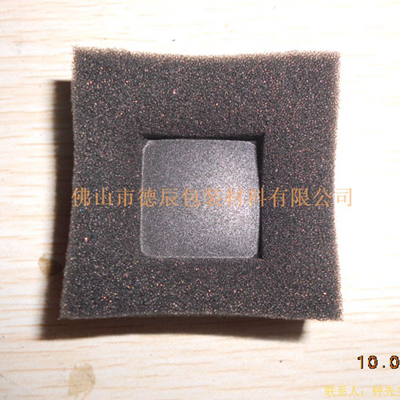 利用加熱鋁制模具對海綿進行塑形。