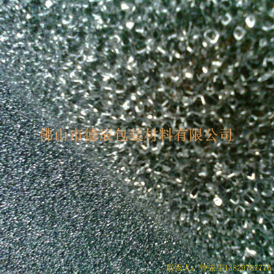 過濾海綿也稱網(wǎng)狀海綿，爆破海綿。聚氨酯過濾海綿由普通開孔軟泡高溫爆破開孔加工而成，爆破除掉了泡沫網(wǎng)絡(luò)之間原有的氣泡膜，得到了主體骨架網(wǎng)狀結(jié)構(gòu)。
過濾海綿的空隙率高達(dá)97%，具有優(yōu)異的透氣性、良好的柔軟性和較高的機(jī)械強(qiáng)度。
