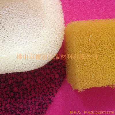 過濾海綿也稱網(wǎng)狀海綿，爆破海綿。聚氨酯過濾海綿由普通開孔軟泡高溫爆破開孔加工而成，爆破除掉了泡沫網(wǎng)絡(luò)之間原有的氣泡膜，得到了主體骨架網(wǎng)狀結(jié)構(gòu)。