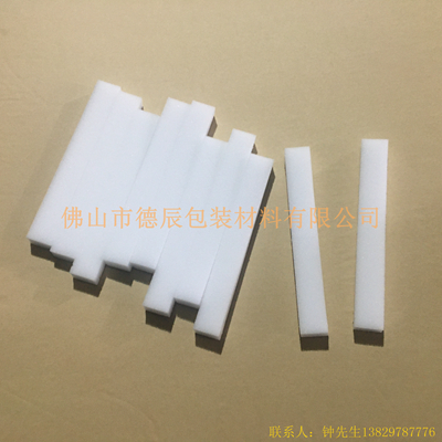 醫(yī)用防護(hù)面罩的海綿主要起到緩沖面部（主要是額頭）與PVC膠片的作用，起到密封的作用，因?yàn)楹＞d柔軟的特點(diǎn)，從而讓額頭與膠片完美的貼合，加上海綿柔軟與舒適性使得醫(yī)生在佩戴面罩的時(shí)候非常舒適。